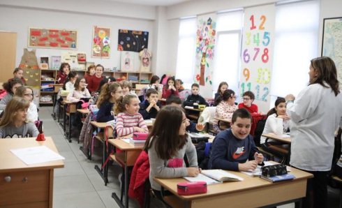 Sistemi arsimor ne Shqiperi nder me te ngarkuarit: 17,1 nxenes per mesues